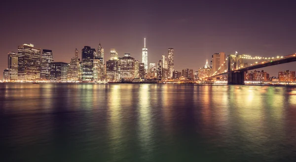 Vintage afgezwakt Manhattan waterkant bij nacht, Nyc, Verenigde Staten. — Stockfoto