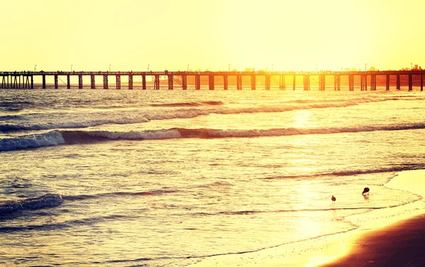 Vintage tónusú fa mólón, a strand sunset, California, Amerikai Egyesült Államok — Stock Fotó