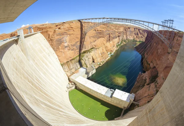 Obiektyw typu rybie oko obraz Glen Canyon Dam i most, Arizona, Stany Zjednoczone Ameryki — Zdjęcie stockowe
