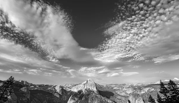 Černobílé fotografie cloudscape nad Half Dome. — Stock fotografie