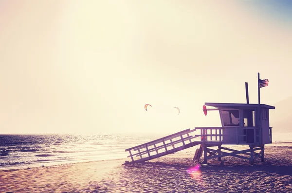 Vintage filtered lifeguard tower at sunset. — Stock Photo, Image