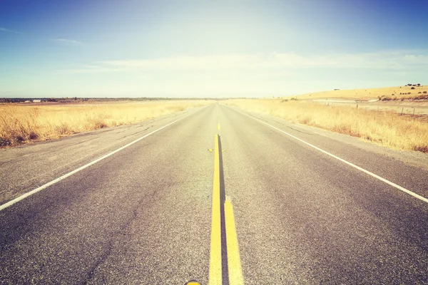 Vintage toned endless country road, travel concept picture — Stock Photo, Image