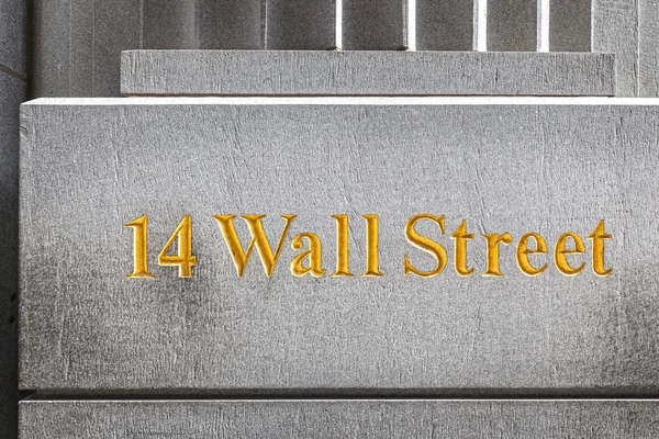 Wall Street arany felirat egy szürke épület kőfal. — Stock Fotó