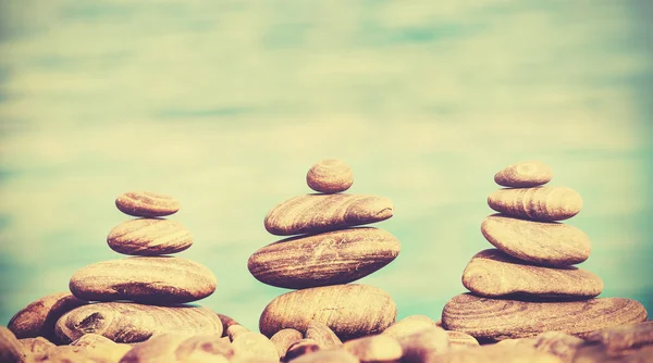 Камни в стиле ретро на пляже, концепция спа — стоковое фото