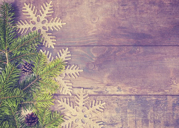 Vintage enfraquecido decorações de Natal no fundo de madeira . — Fotografia de Stock