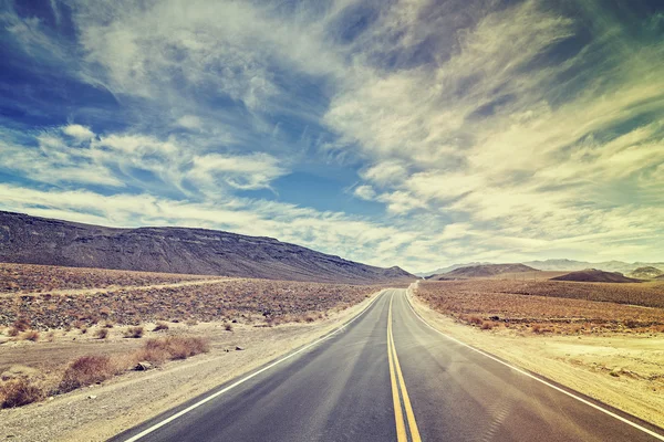 Vintage stilisierte endlose Landstraße im Death Valley, USA. — Stockfoto