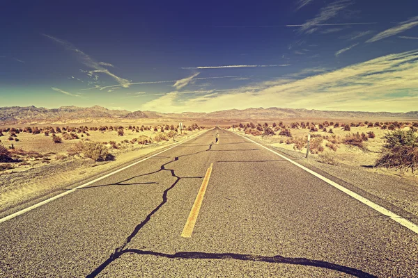 Vintage toned endless desert highway, USA. — Stock Photo, Image