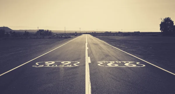 Gammal film retro mörkt tonad foto av Route 66, Kalifornien, Usa — Stockfoto