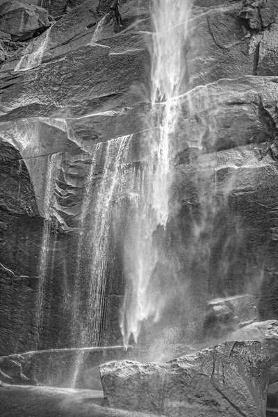 Photographie noir et blanc d'une cascade, Parc national de Yosemite, États-Unis — Photo