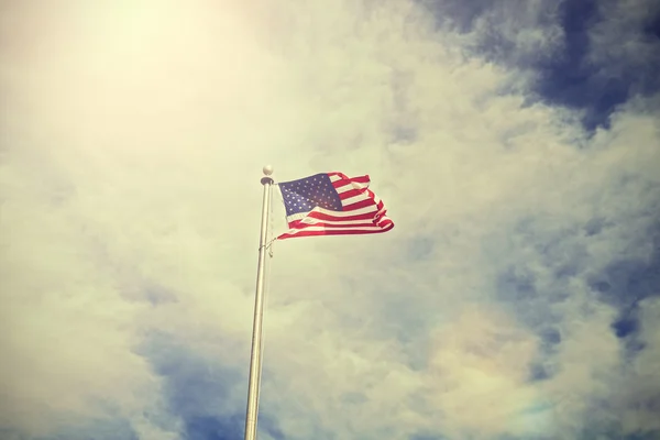 Vintage toned American flag against sun. — Stock Photo, Image