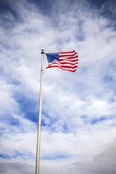 Bandera americana sobre cielo azul nublado con efecto viñeta —  Fotos de Stock