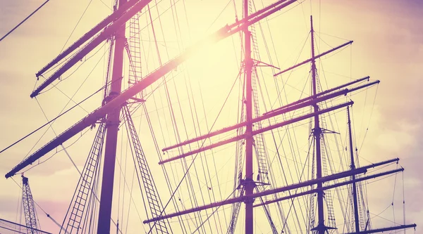 Retro vintage żeglarstwo stonowanych masztów o zachodzie słońca, podróżować pojęcie — Zdjęcie stockowe