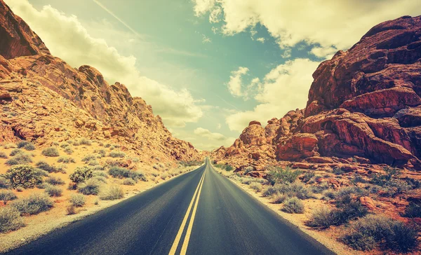 Retro stylized desert highway, travel adventure concept. — Stock Photo, Image