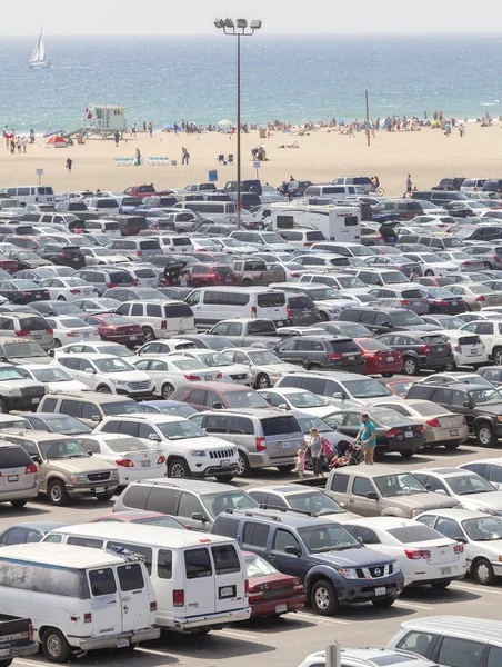 Santa Monica Pier estacionamento cheio de carros . — Fotografia de Stock