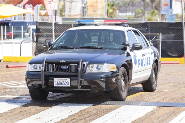 Santa Monica carro da polícia estacionado na frente de um cais . — Fotografia de Stock