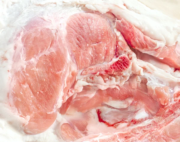 Perna de porco carne fresca close-up isolado em branco — Fotografia de Stock