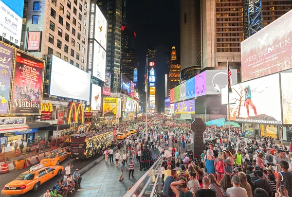 Tijden pleinen vol met toeristen in de nacht. — Stockfoto