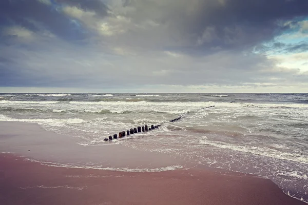 Vintage tonificado cielo tormentoso sobre mar agitado —  Fotos de Stock