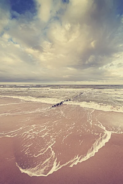 Vintage tonificado cielo tormentoso sobre el mar — Foto de Stock