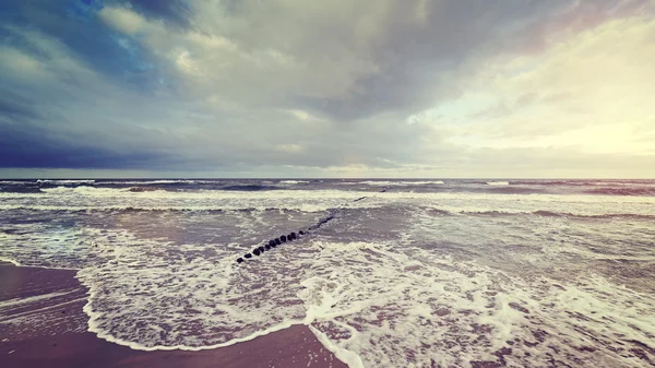 Vintage tonificado céu tempestuoso sobre mar áspero . — Fotografia de Stock