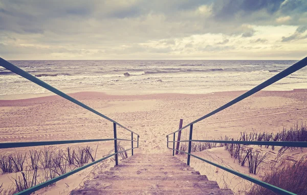 Vintage escaleras de madera tonificada en una playa —  Fotos de Stock