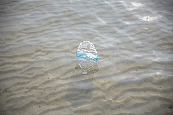 Botella de agua mineral y vaso vacío. — Stok fotoğraf