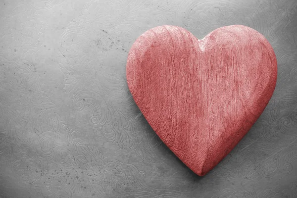 Retro toned wooden heart on grunge background. — Stock Photo, Image