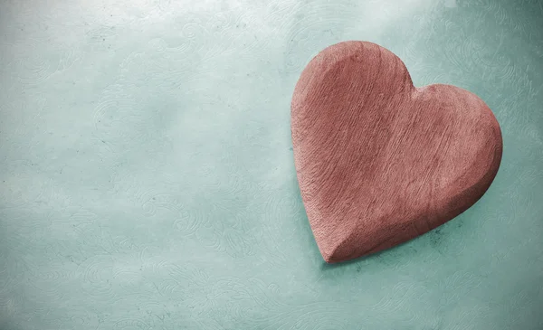 Corazón de madera tonificada vintage sobre fondo grunge . — Foto de Stock