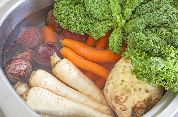 Frisches Gemüse waschen in der Spüle — Stockfoto