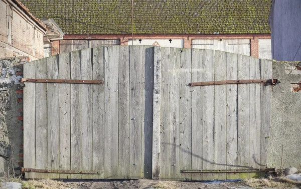 Foto de una vieja puerta de madera granja . —  Fotos de Stock