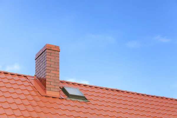 Dach mit Keramikziegelkamin vor blauem Himmel, Platz für Text. — Stockfoto