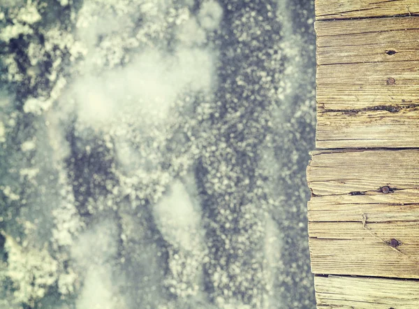 Retro getönter alter Holzsteg auf Eis, abstrakter Hintergrund. — Stockfoto