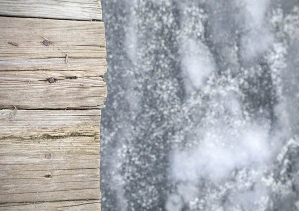 Buz, arka plan üzerinde eski ahşap iskele. — Stok fotoğraf