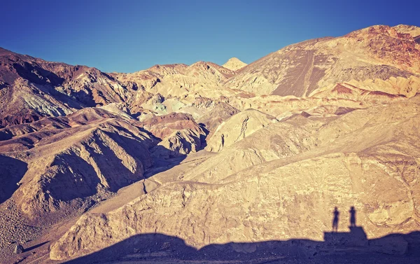 Vintage getönte Wüstenlandschaft mit Schatten von zwei Menschen in der Sonne — Stockfoto