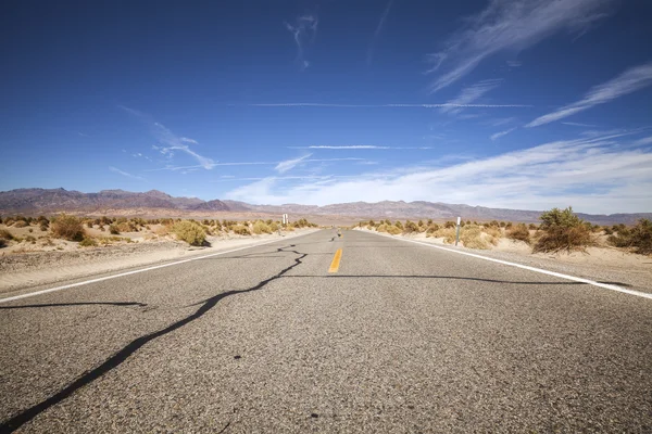 Végtelen ország highway, Death Valley, Amerikai Egyesült Államok. — Stock Fotó