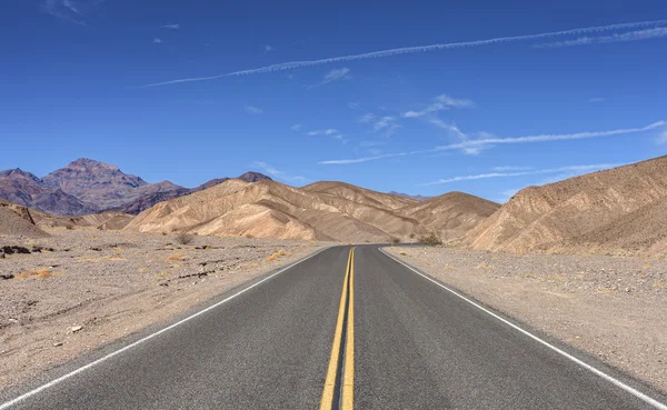 Nekonečné země silnice, Death Valley, Usa. — Stock fotografie