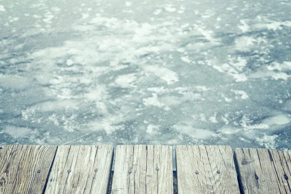 Retro tonificado viejo muelle de madera sobre hielo, espacio para el texto . — Foto de Stock