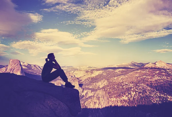 Vintage silueta estilizada de una mujer mirando vista a la montaña al atardecer . —  Fotos de Stock