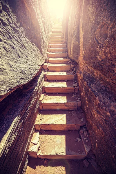 Escaleras retro tonificadas talladas en piedra con sol al final . — Foto de Stock