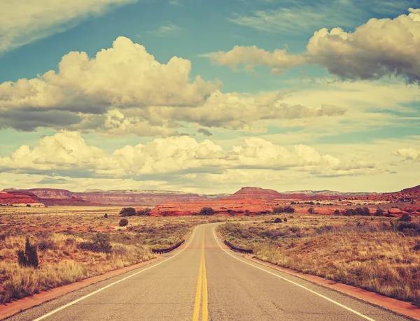 Vintage vecchio film stilizzato strada di campagna, concetto di viaggio . — Foto Stock