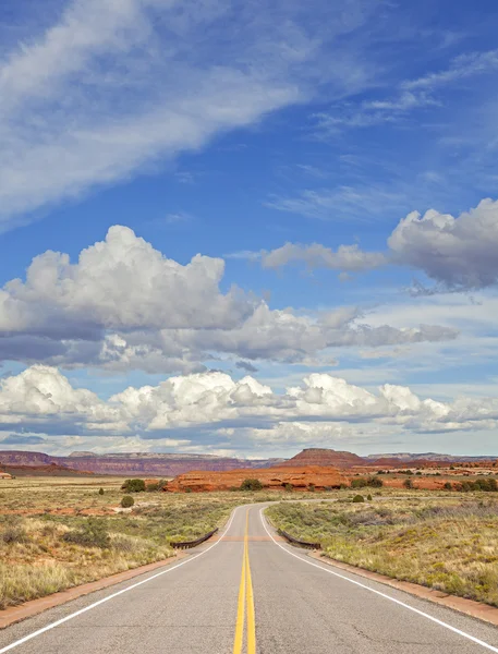 Strada di campagna negli Stati Uniti, concetto di viaggio . — Foto Stock