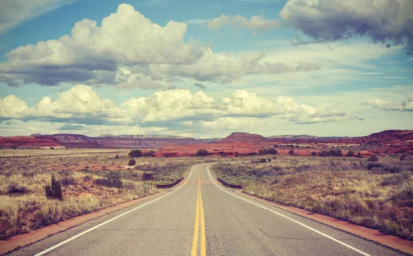 Винтажная стилизованная пустынная дорога, туристическая концепция . — стоковое фото