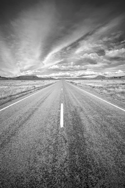 Photo en noir et blanc d'une route de campagne, États-Unis . — Photo