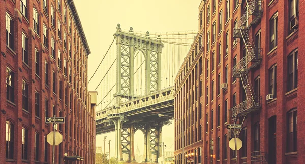 Retro stylizované Manhattan Bridge vidět z Dumbo, New York. — Stock fotografie