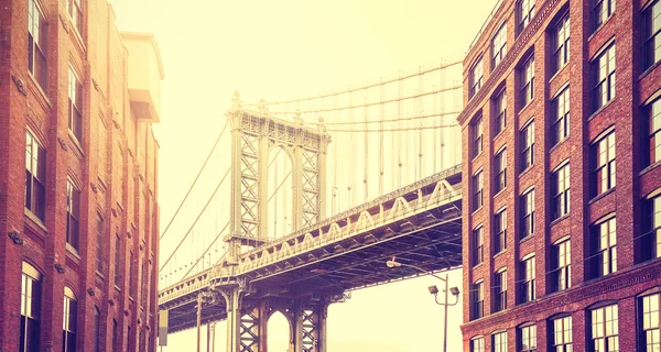 Vintage stilisierte Manhattan Bridge von Dumbo aus gesehen, New York. — Stockfoto