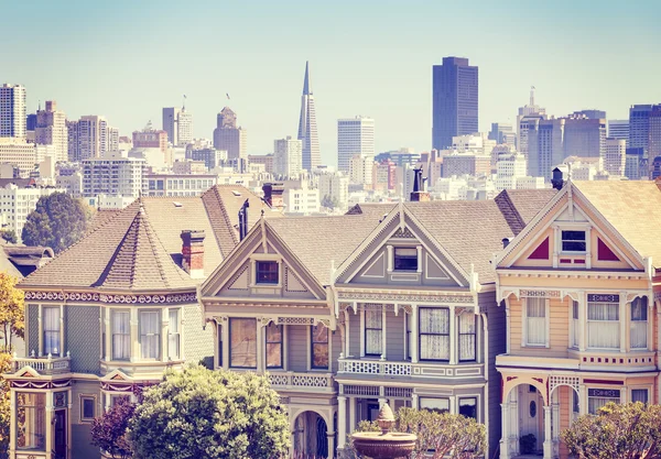 San Francisco skyline with Painted Ladies buildings at Alamo Squ — Stock Photo, Image
