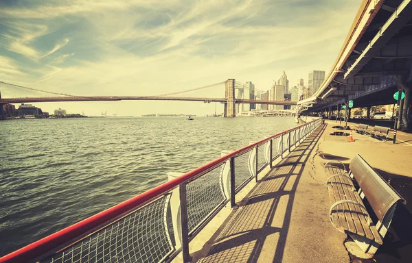 Banco do rio Hudson retro estilizado com banco e ponte de Brooklyn — Fotografia de Stock