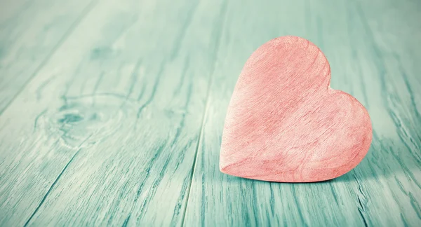 Cuore lavorato a croce su sfondo di legno, spazio per il testo — Foto Stock