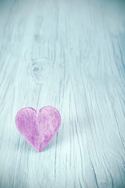 Coeur stylisé rétro sur fond bois, espace pour le texte — Photo