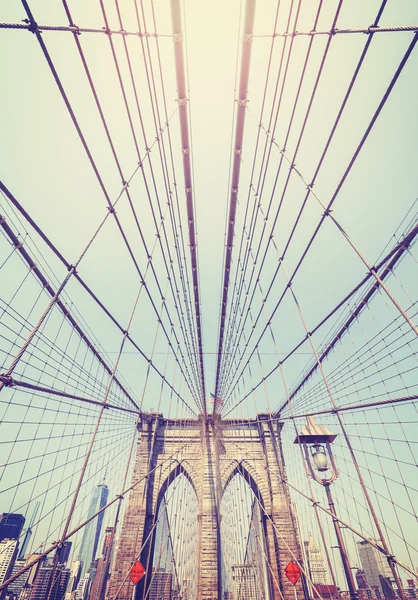 Vintage tonificado grande ângulo foto de Brooklyn Bridge, NYC . — Fotografia de Stock